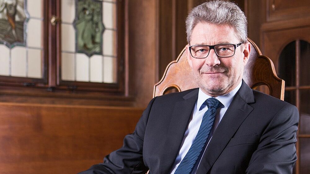 Oberbürgermeister Klaus-Peter Hanke im Ratssaal des Pirnaer Rathauses
