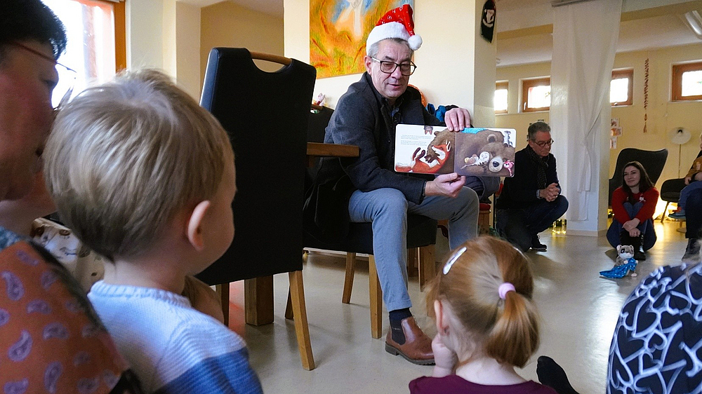 Oberbürgermeister Tim Lochner liest Weihnachtsgeschichten vor