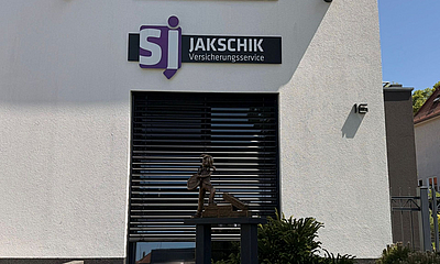 Brnze-Pine der Jakschik Versicherungsvermittlung