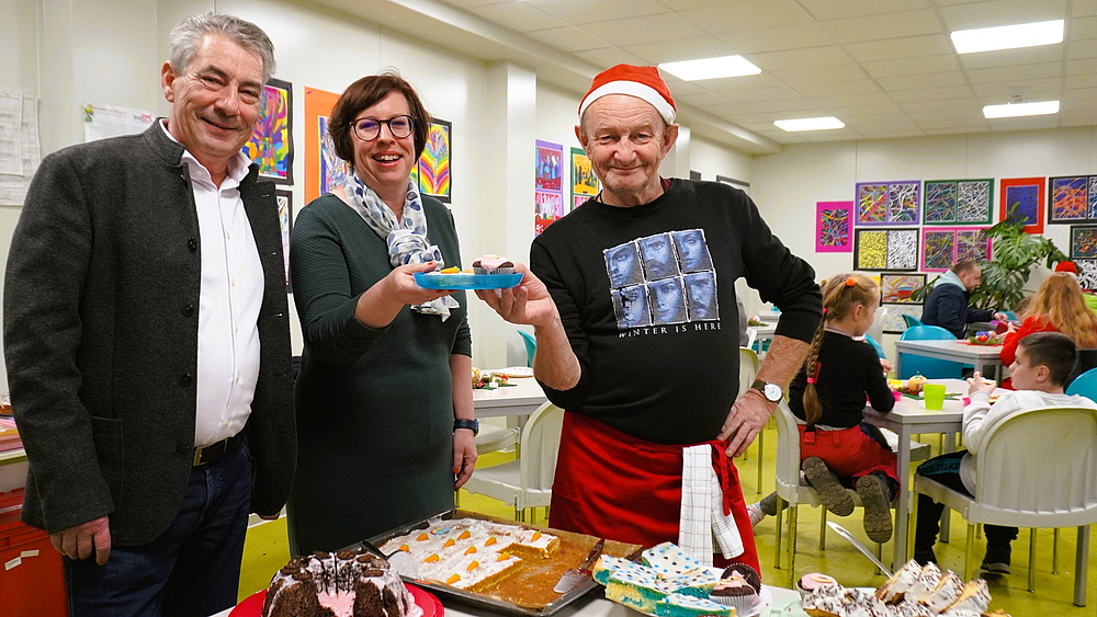 Oberbürgermeister Tim Lochner, Schulleiterin Tessa Jürgen und Roland Zillger „Zilli“