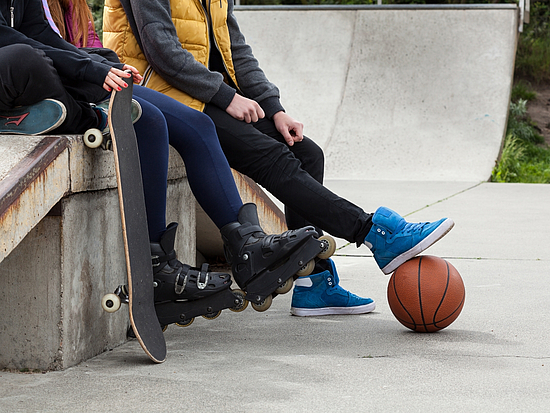 Jugendliche treffen sich zum Skaten 