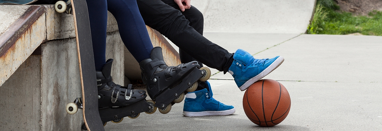 Jugendliche treffen sich zum Skaten 