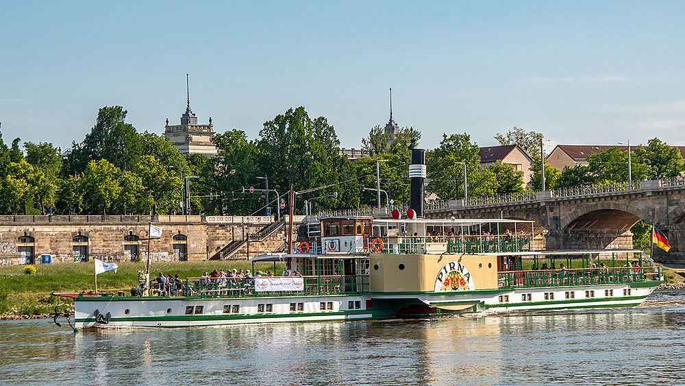Dampfschiffverkehr auf der Elbe