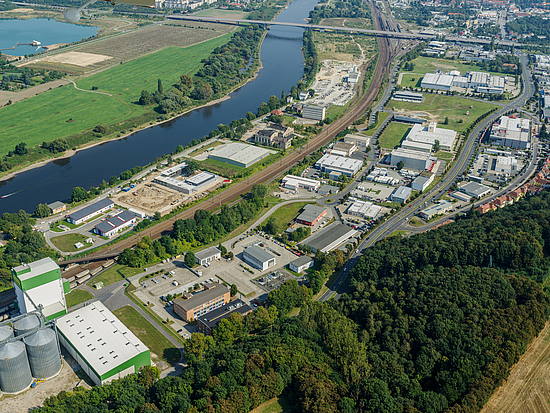 Luftaufnahme vom Industrie- und Gewerbepark an der Elbe