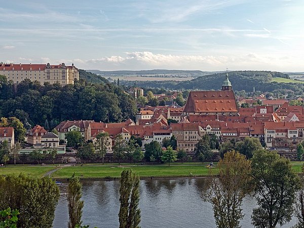 Blick über die Elbe auf Schloss Sonnenstein und die Altstadt von Pirna