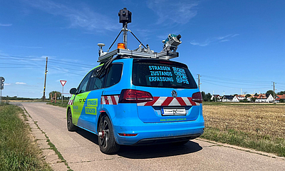 Vermessungsfahrzeug Auto, welches Straßen und Fußwege digitalisiert