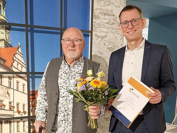 Bürgermeister Markus Dreßler ehrt Karl-Heinz-Hennig mit dem Ehrenamtspreis der Stadt Pirna