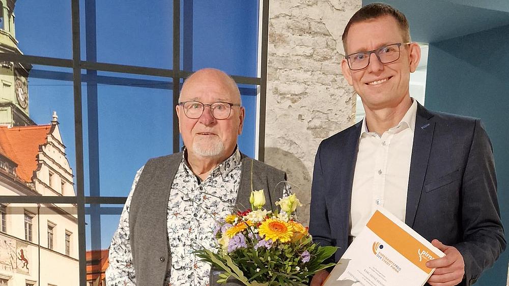 Bürgermeister Markus Dreßler ehrt Karl-Heinz-Hennig mit dem Ehrenamtspreis der Stadt Pirna