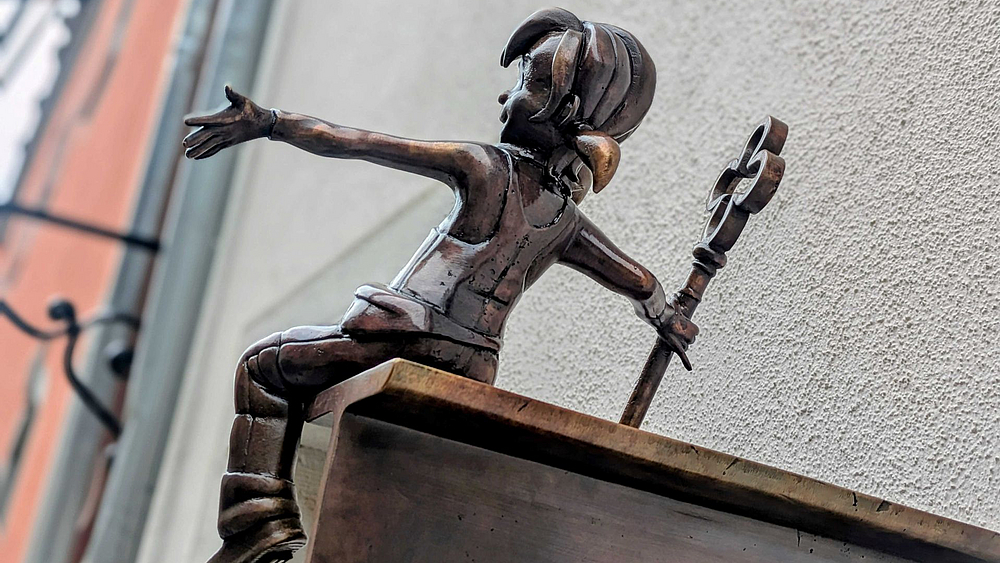 Bronze-Pine der Schollserei Thiele in Rückansicht