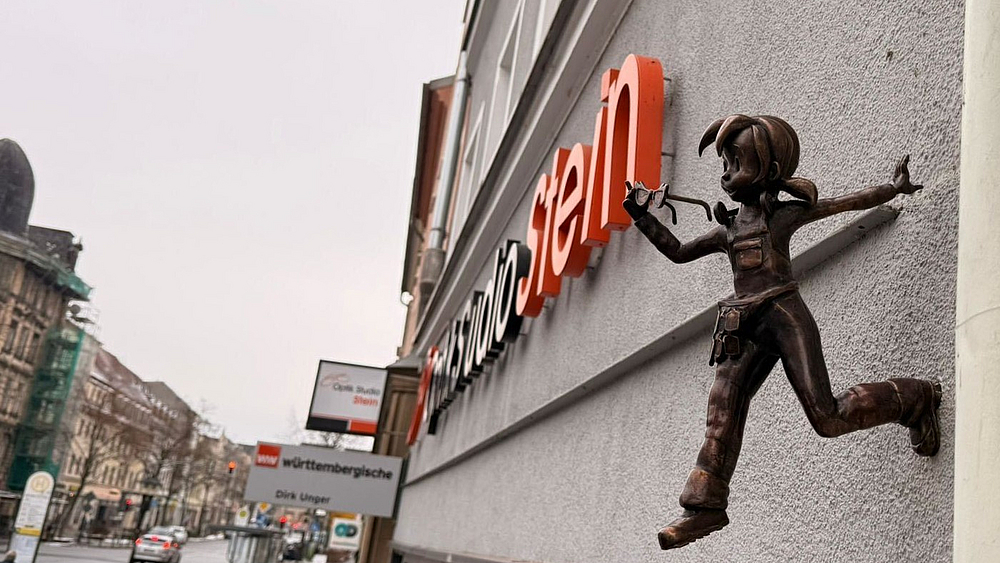 Brillen-Pine aus Bronze am Optik Studio Stein