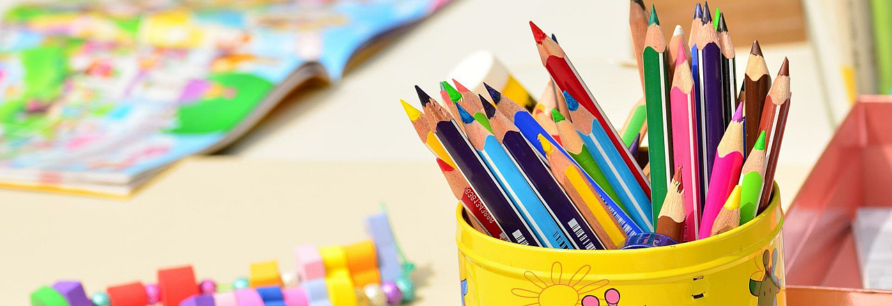 Malstifte in einem Becher im Kindergarten