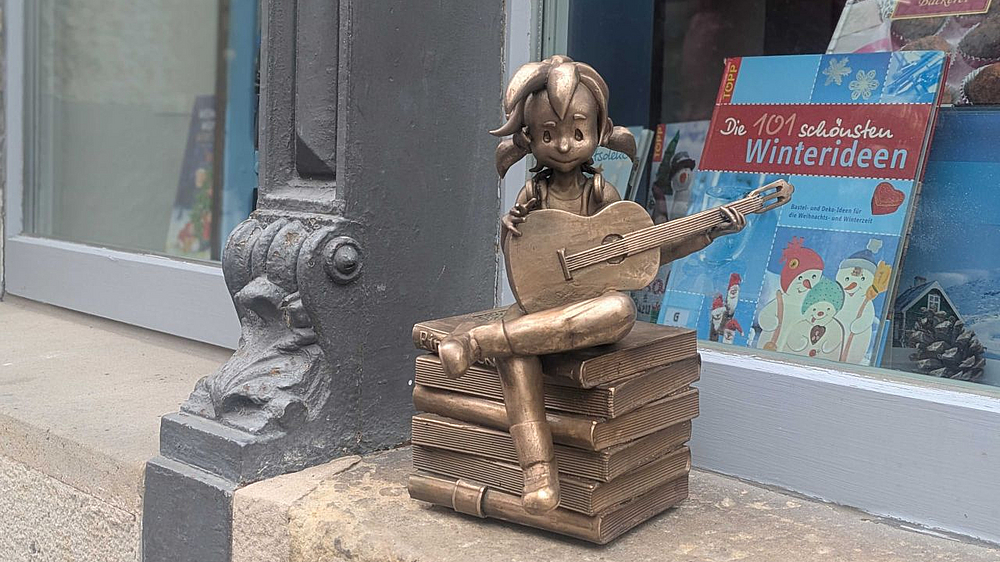 Kultur-Pine Bronzene Pine-Figur an der Stadtbibliothek Pirna