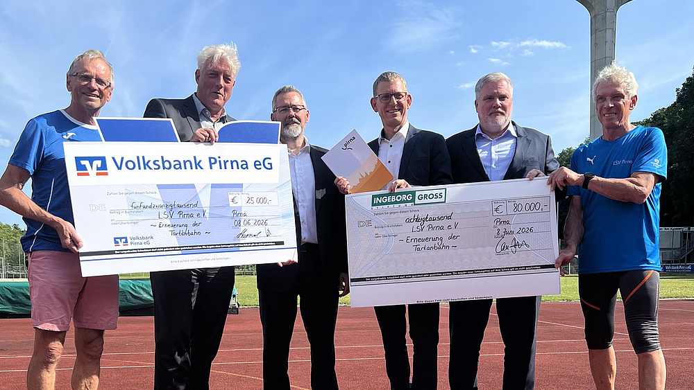 Starke Unterstützung für den Leichtathletiksportverein Pirna e.V. Bei der Übergabe der finanziellen Mittel (v. l.) Carsten Petters (LSV), Dr. Hauke Haensel und Jens Köhler (Volksbank Pirna), Bürgermeister Markus Dreßler, Dr. Uwe Storzer (Schill+Seilacher Saxol GmbH) sowie Frank Losinski (LSV).