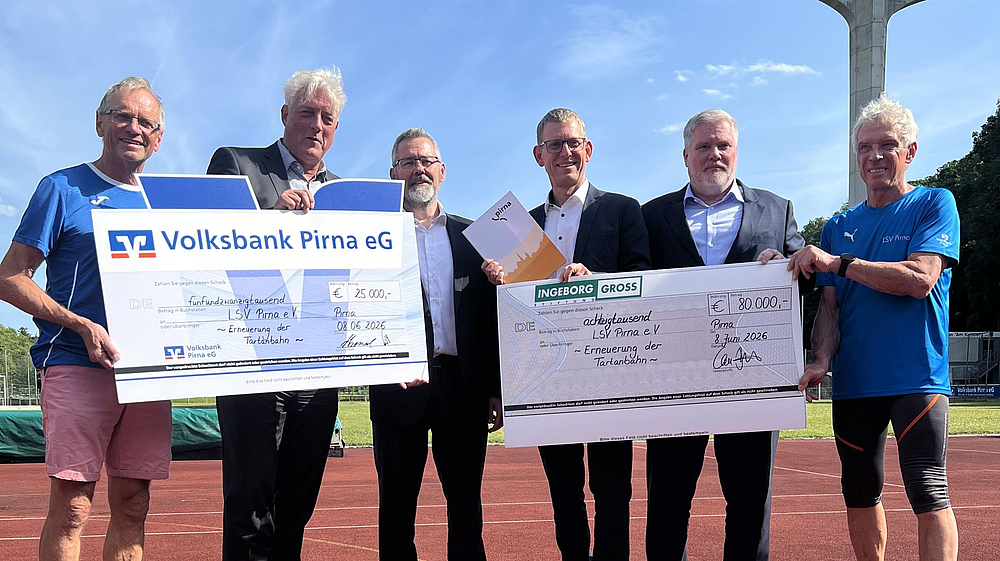 Starke Unterstützung für den Leichtathletiksportverein Pirna e.V. Bei der Übergabe der finanziellen Mittel (v. l.) Carsten Petters (LSV), Dr. Hauke Haensel und Jens Köhler (Volksbank Pirna), Bürgermeister Markus Dreßler, Dr. Uwe Storzer (Schill+Seilacher Saxol GmbH) sowie Frank Losinski (LSV).
