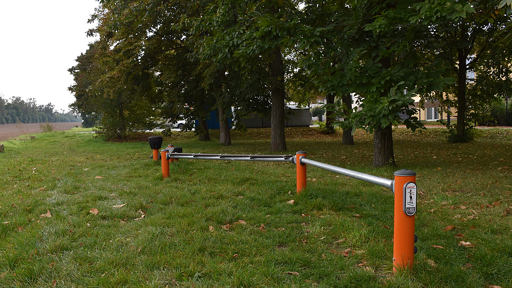 neu installierte Balancestangen im Spielpark auf dem Sonnenstein