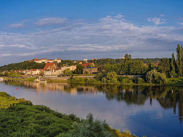 Pirnas Spiegelbild in der Elbe Pirna und die Elbe als Panoramabild