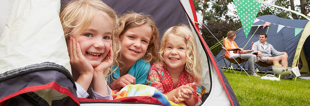 Kinder im Zelt