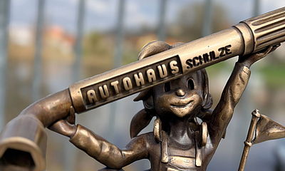 Autohaus Schulze - Pine Detailaufnahme des Gesichts Pine in Nahaufnahme, im Auto sitzend