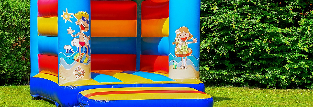 bunte Hüpfburg