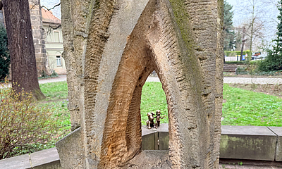 Museums-Pine durch Statue Bronze-Pine der KTP