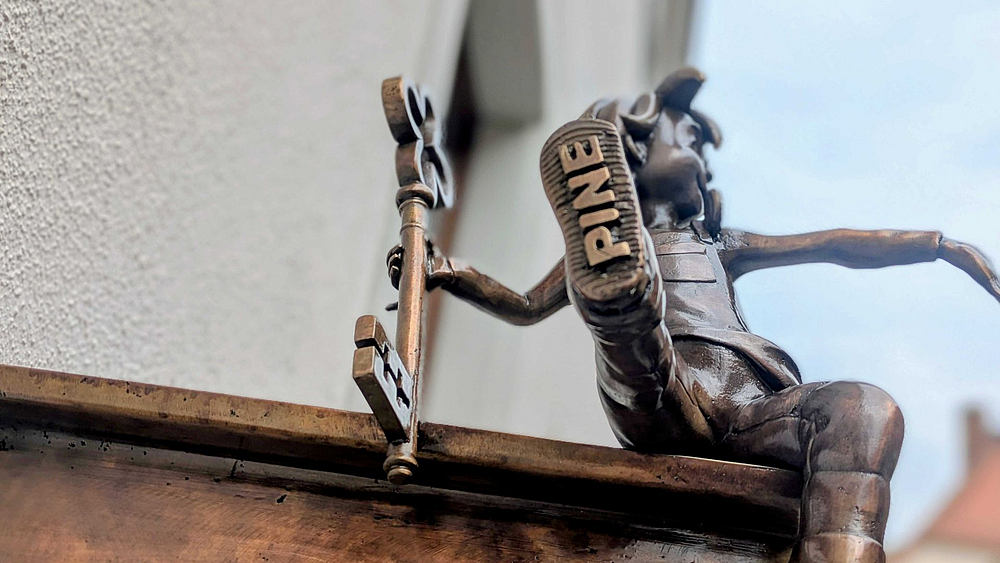 Pine-Schriftzug an der Schuhsohle der Bronze-Pine