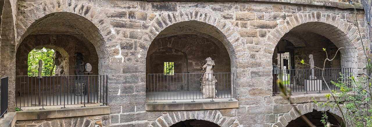 Blick in die Bastionen mit Skulpturensuasstellung