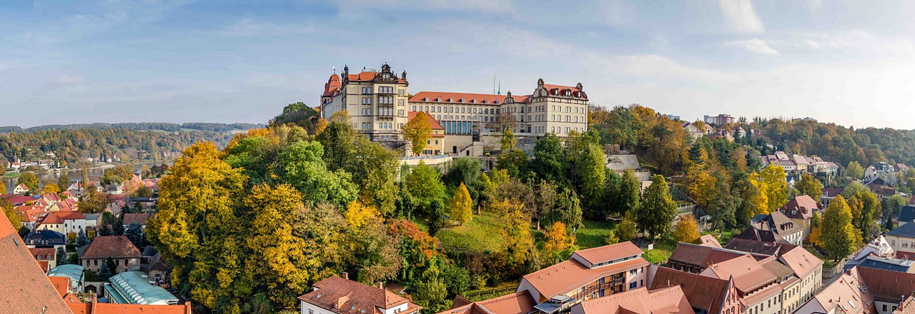 Blick auf Schloss Sonnenstein und Dächer der Stadt im Herbst