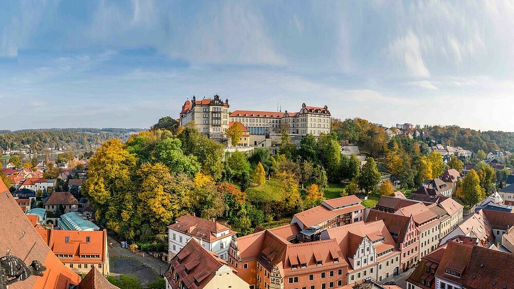 Blick auf Schloss Sonnenstein und Dächer der Stadt im Herbst