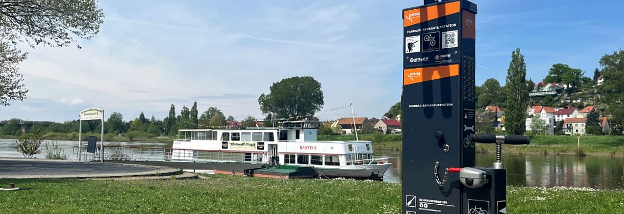Servicestation zur Reparatur von Fahrrädern in der Nähe des Elbeparkplatzes