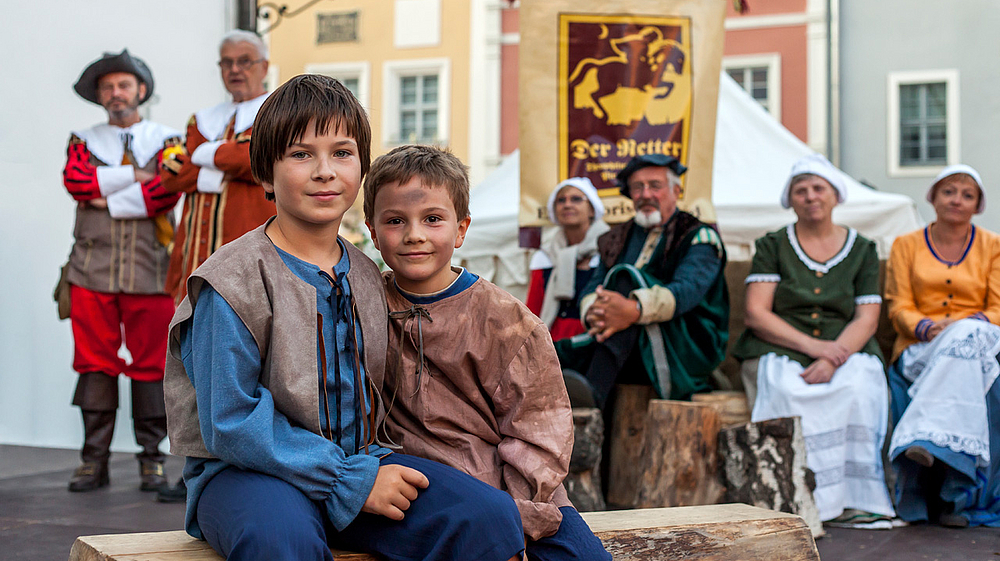 Kinder beim Retter-Schauspiel Zwei Kinder