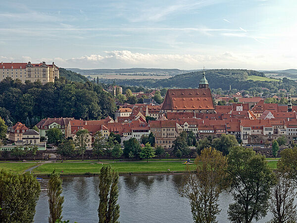 Blick über die Elbe auf Schloss Sonnenstein und die Altstadt von Pirna