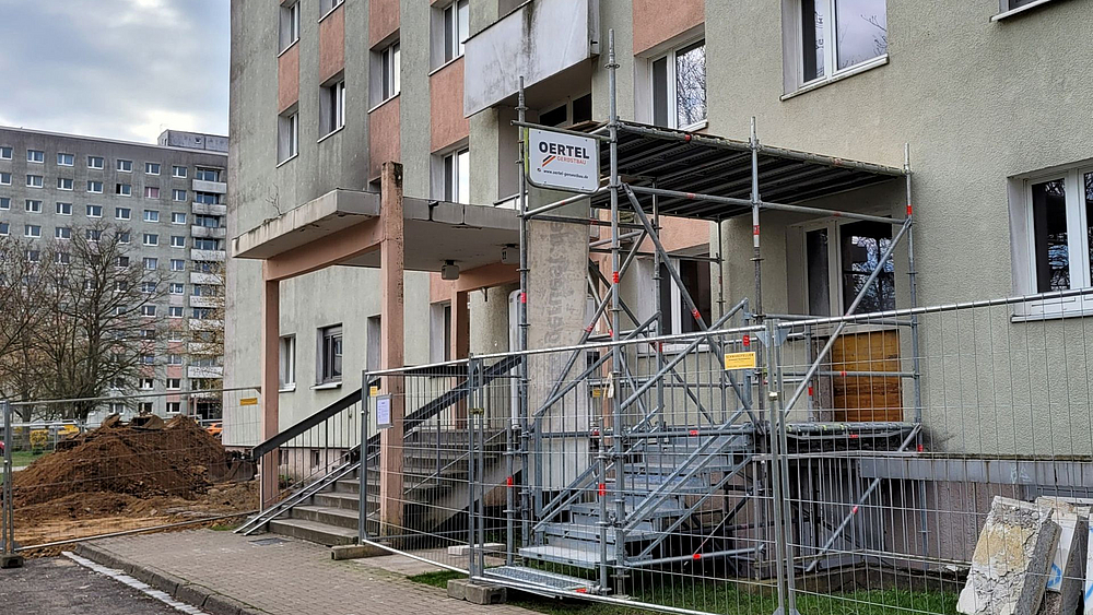 Foto vom Hauseingang Sanierungsvorhaben