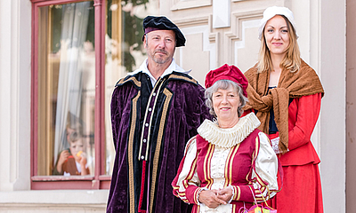Großes Fest zur königlichen Hochzeit Tanz auf den Straßen