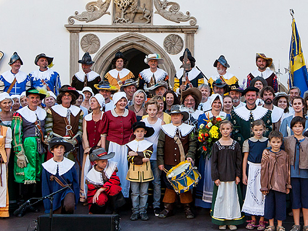Die Akteure des Retter-Schauspiels auf der Bühne am Rathaus