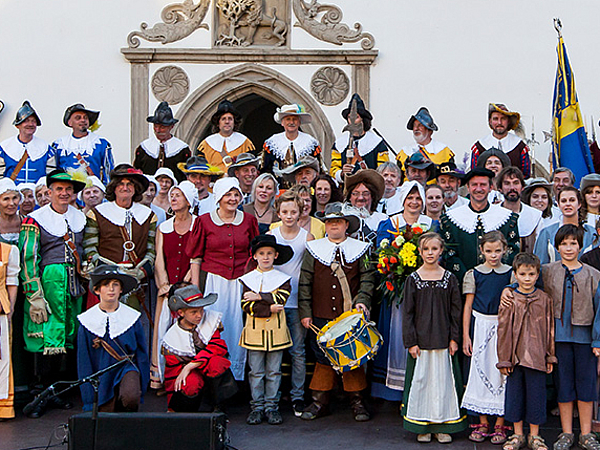 Der Retter der Stadt Pirna – Theophilus Jacobäer e.V. Die Akteure des Retter-Schauspiels auf der Bühne am Rathaus