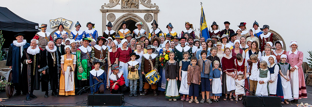 Die Akteure des Retter-Schauspiels auf der Bühne am Rathaus