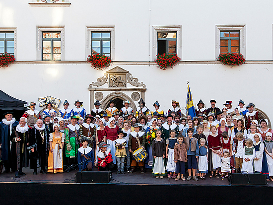 Die Akteure des Retter-Schauspiels auf der Bühne am Rathaus
