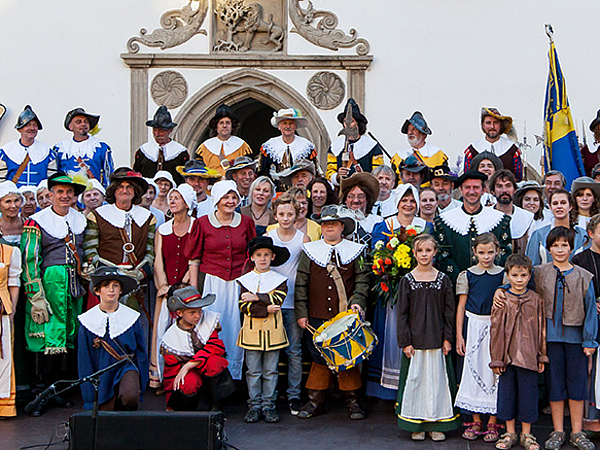 Die Akteure des Retter-Schauspiels auf der Bühne am Rathaus