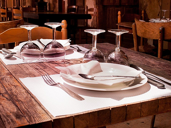 Gedeckter Tisch in einem noblen Restaurant.