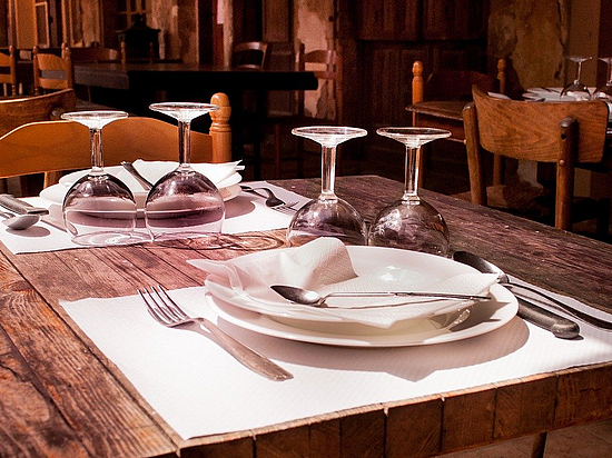 Gedeckter Tisch in einem noblen Restaurant.