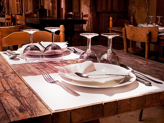 Gedeckter Tisch in einem noblen Restaurant.