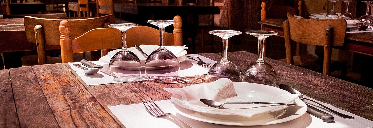 Gedeckter Tisch in einem noblen Restaurant.