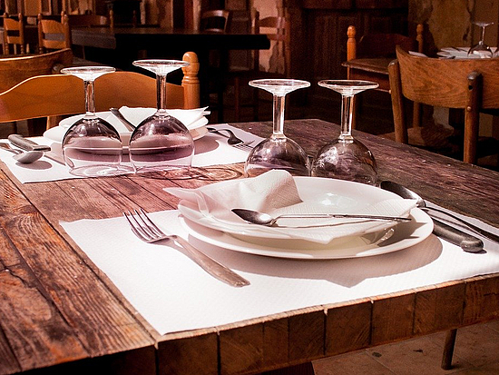 Gedeckter Tisch in einem noblen Restaurant.