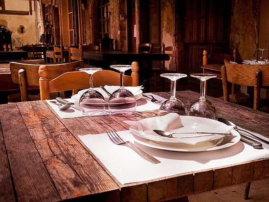 Gedeckter Tisch in einem noblen Restaurant.