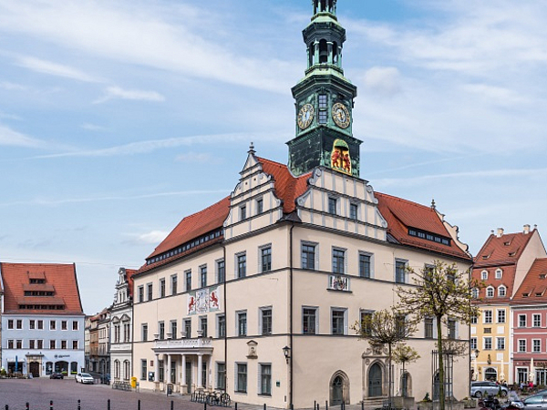 Blick auf das Pirnaer Rathaus und den Marktplatz