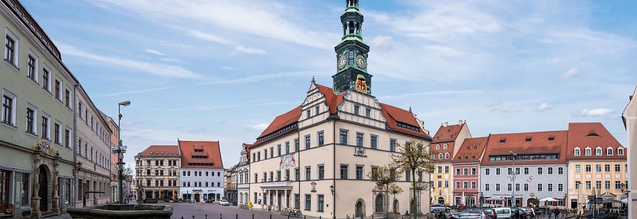 Blick auf das Pirnaer Rathaus und den Marktplatz