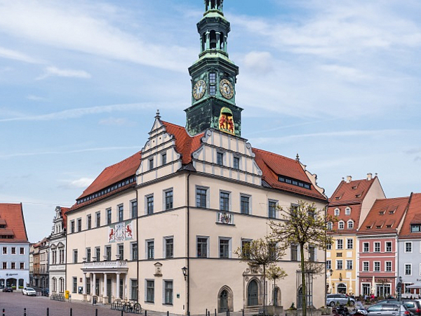 Blick auf das Pirnaer Rathaus und den Marktplatz