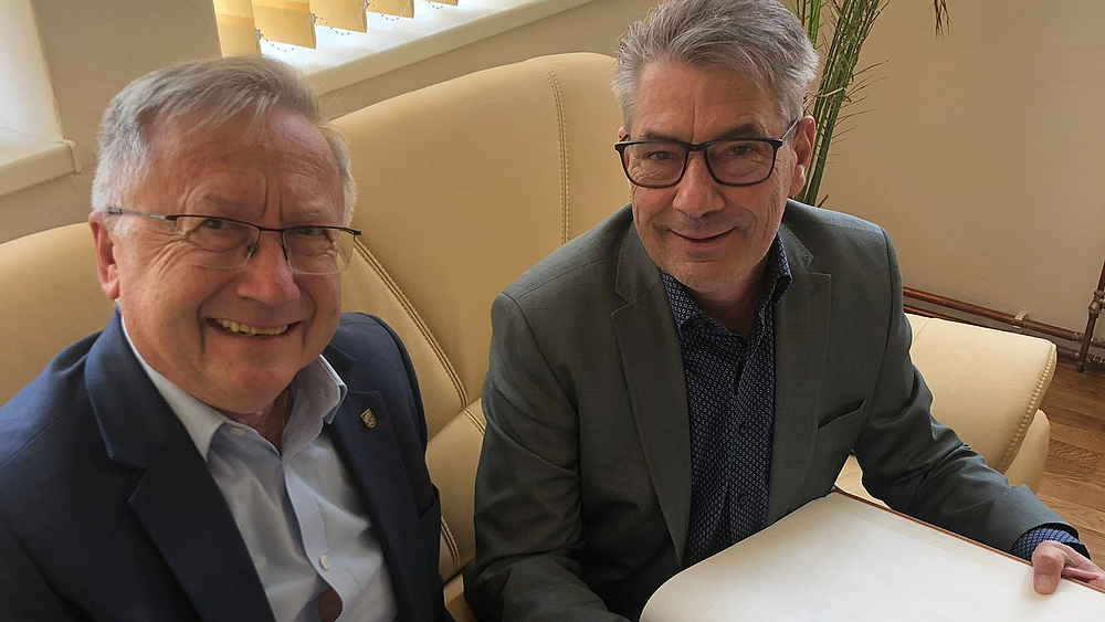 Oberbürgermeister Tim Lochner trägt sich in das Goldene Buch der Stadt Decin ein