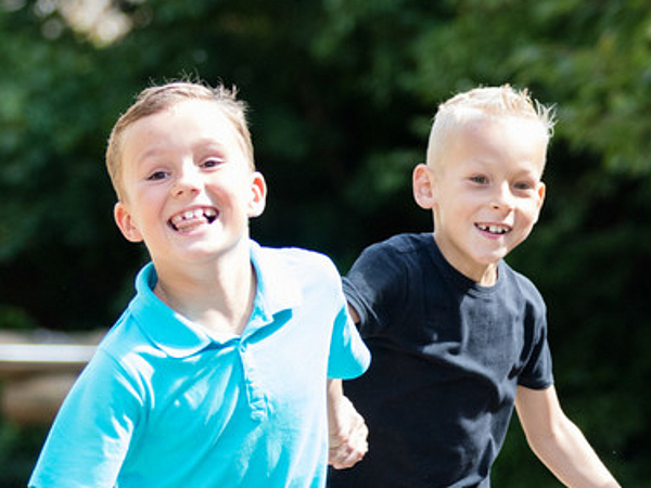 Grundschüler beim Spielen auf dem Schulgelände