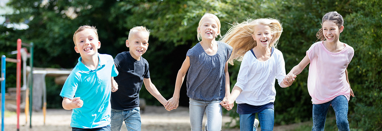 Grundschüler beim Spielen auf dem Schulgelände
